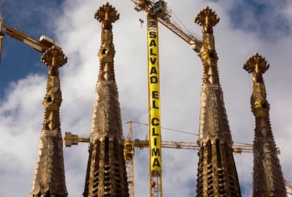 Activistas de Greanpeace cuelgan pancartas en la Sagrada Familia de Barcelona para exigir cambios en el clima.