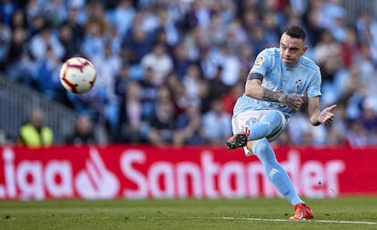 Iago Aspas ejecuta la falta que valió su primer gol contra el Villarreal el pasado sábado.