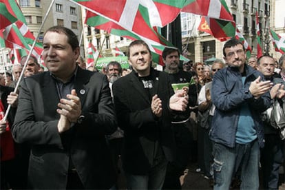 Pernando Barrena (izquierda), junto a Arnaldo Otegi y Rafael Díez Usabiaga en una manifestación de Batasuna el pasado abril.