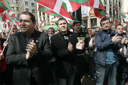 Pernando Barrena (izquierda), junto a Arnaldo Otegi y Rafael Díez Usabiaga en una manifestación de Batasuna el pasado abril.