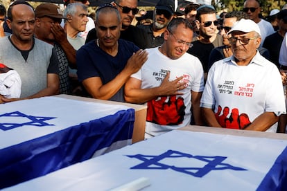 Amigos y familiares lloran en el funeral de la británica-israelí Lianne Sharabi y sus hijas Noiya Sharabi, de 16 años, y Yahel Sharabi, de 13, que murieron tras el ataque de las milicias de Hamás, este miércoles en Kfar Harf (Israel). 