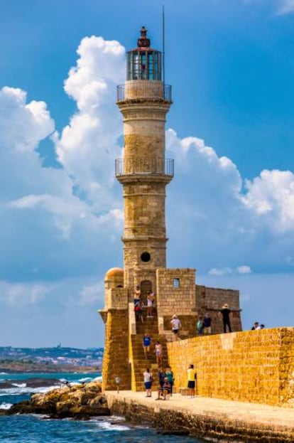 El antiguo faro veneciano en la ciudad de Chania (Creta).