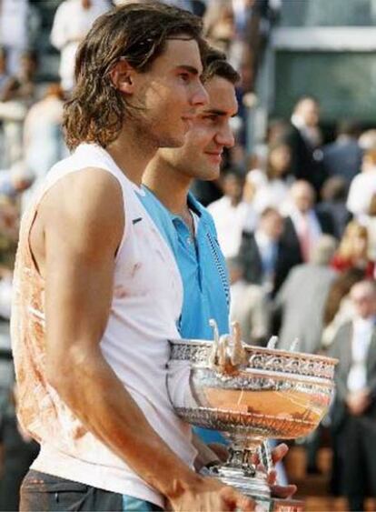 Los dos tenistas reciben sus trofeos