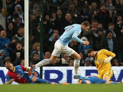 Dzeko celebra su gol al Crystal Palace.