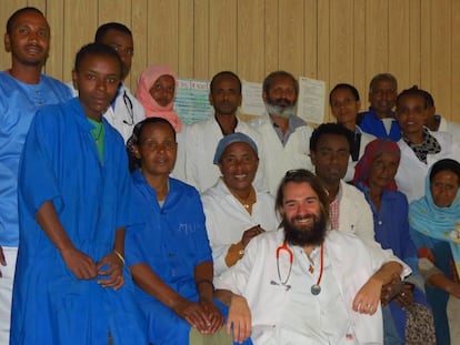 El pediatra Iñaki Alegría, en el centro, con el resto de miembros del equipo médico del hospital de Gambo, en Etiopía