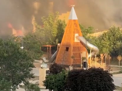 Columnas de humo en Derbent, Rusia, el 23 de junio de 2024, en una imagen obtenida de un vídeo de los ataques sufridos en esta ciudad.