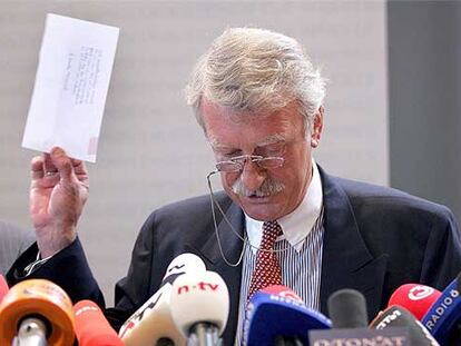 El psiquiatra Max Friedrich sostiene una carta escrita por su paciente Natascha Kampusch, ayer en Viena.