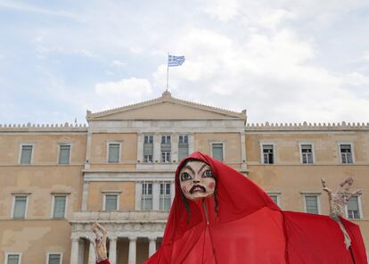 Trabalhadores do setor artístico protestam em frente ao Parlamento grego por apoio do Governo ao setor de arte em meio à pandemia, nesta quinta-feira, em Atenas.