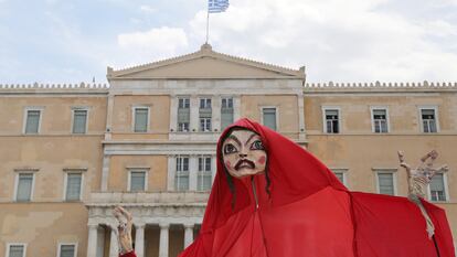 Trabalhadores do setor artístico protestam em frente ao Parlamento grego por apoio do Governo ao setor de arte em meio à pandemia, nesta quinta-feira, em Atenas.