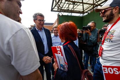 El líder del Partido Popular, Alberto Núñez Feijóo, saluda a interventores del partido socialista en el colegio Ramiro de Maeztu de Madrid.