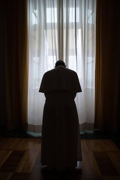 El papa Francisco reza a solas antes del &aacute;ngelus desde el balc&oacute;n de la bas&iacute;lica de San Pedro, el 26 de enero de 2015.