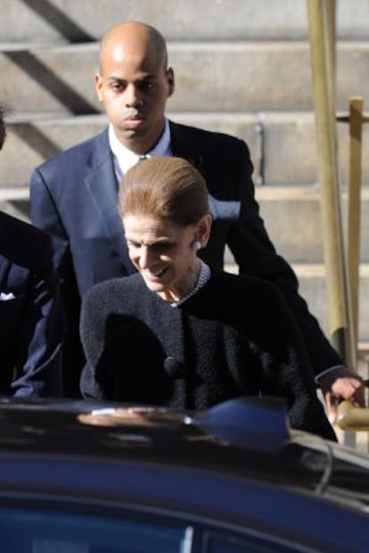 Moisés de la Renta, con la viuda del diseñador en el funeral de este.