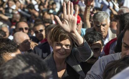 La dirigente de la oposición Canan Kaftancioglu saluda a sus seguidores tras conocer la condena a 10 años de cárcel este viernes en Estambul (Turquía).