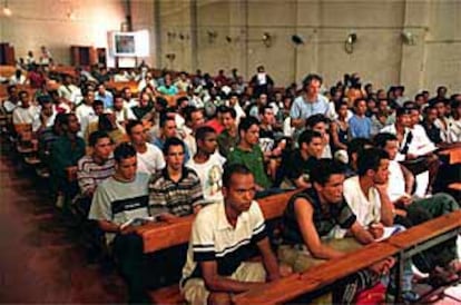 Asamblea de un grupo de magrebíes en la iglesia de Sant Josep de L'Hospitalet de Llobregat