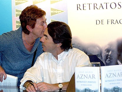 Una mujer besa a José María Aznar durante un acto de firma del último libro del ex presidente ayer en Santander.