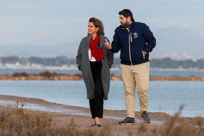 Ribera y López Miras paseaban este miércoles por el mar Menor en San Pedro del Pinatar (Murcia).