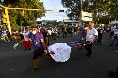 Médicos carregam um manifestante que foi morto com um tiro na cabeça durante os distúrbios causados nos protestos contra o presidente Daniel Ortega em Manágua (Nicarágua), no dia 30 de maio de 2018.