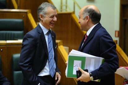 El lehendakari conversa con el parlamentario del PP Carmelo Barrio antes del pleno de control