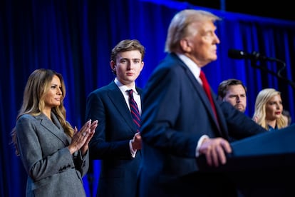 Melania y Barron Trump asisten a un discurso de Donald Trump tras ganar las elecciones, el 6 de noviembre de 2024 en Palm Beach (Florida).