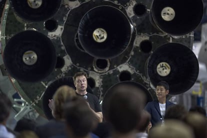 Elon Musk y el multimillonario japonés Yusaku Maezawa anunciando, durante una conferencia en 2018, que Maezawa será el primer pasajero privado que volará alrededor de la Luna a bordo del vehículo de lanzamiento SpaceX.