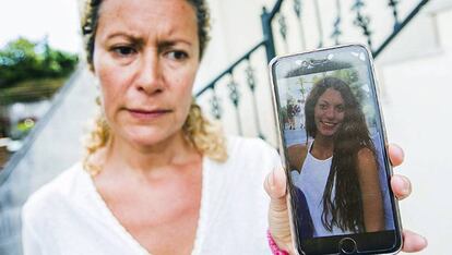 La madre de Diana Quer muestra una imagen de su hija.