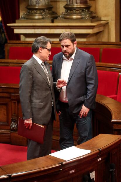 Artur Mas conversa con Oriol Junqueras en el Parlamento catalán donde se ha votado a favor de pedir que el Congreso tansfiera a Cataluña la capacidad de convocar referendos.