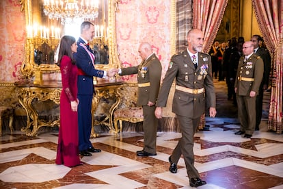 Los Reyes, en la recepeción de autoridades con motivo de la Pascua Militar celebrada en el Palacio Real.