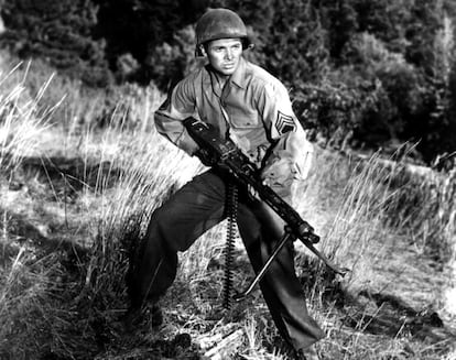 Audie Murphy, héroe de guerra, interpretándose a sí mismo en una película de Hollywood.