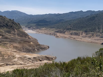 El embalse de Chuza con bajos niveles de agua, en el parque natural Chingaza, en Fómeque, Colombia, el 16 de abril.