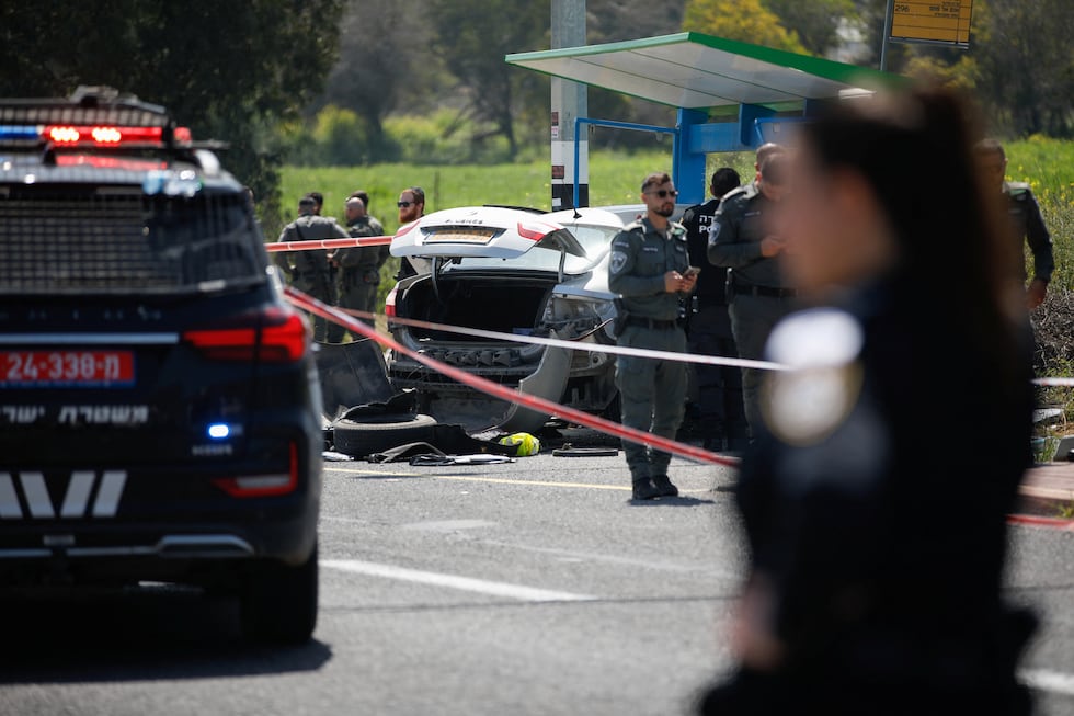 Agentes de seguridad israelíes, este lunes en el lugar del ataque, cerca de Yokneam Illit, en el norte del país.