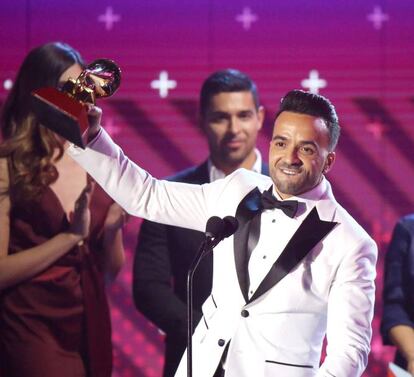 El cantante Luis Fonsi recoge uno de sus Grammy.
