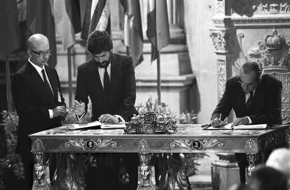 Manuel Marín y el ministro de Asuntos Exteriores, Fernando Morán, firmando el tratado de Adhesión de España a la Comunidad Europea, en 1985.