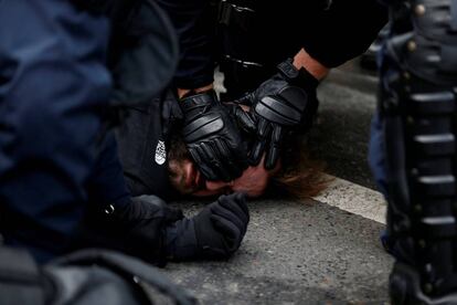 La policía antidisturbios detiene a un manifestante durante los altercados de este sábado en París.