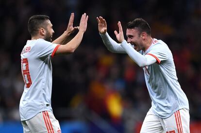 Iago Aspas celebra el quinto gol con Jordi Alba.