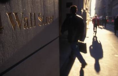 Entrada a un edificio del distrito financiero de Wall Street.