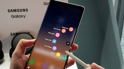 Samsung Galaxy Note 8, con su característico S Pen stylus.