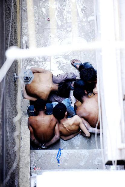 Cinco detenidos, fotografiados en un patio del barrio de Garden City, El Cairo, cuando estaban siendo torturados por la policía militar a plena luz del día, el 10 de marzo de 2011.