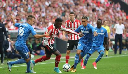 El delantero del Athletic Iñaki Williams con los jugadores del Getafe Juan Cala y Fayçal Fajr.