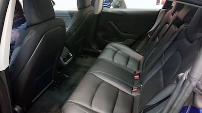 El Tesla Model 3 ofrece espacio más que suficiente para cinco pasajeros, con unas plazas traseras muy amplias. Todo el techo es solar, lo que da una sensación de amplitud mayor en el interior.