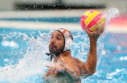 Felipe Perrone arma el brazo durante el partido de cuartos de final contra Montenegro, este domingo en Singapur.
