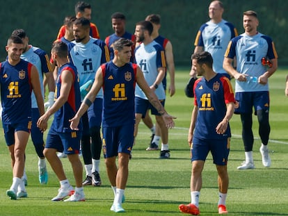 Los jugadores de la selección española de fútbol Álvaro Morata (c) y Pablo Sarabia (d) durante el entrenamiento celebrado este lunes en la Universidad de Catar, campo base del combinado español en Doha, Catar. EFE/JuanJo Martín