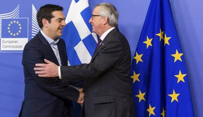 Tsipras y Juncker se saludan en Bruselas el pasado febrero.