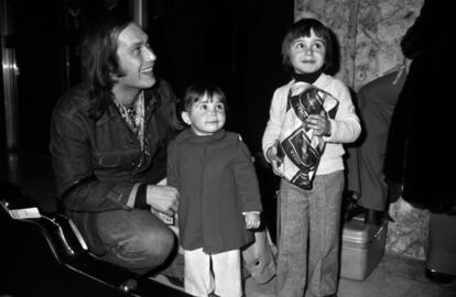El guitarrista posa junto a unos niños en Madrid en el año 1975. Ese año actuó en el Teatro Real, un hito para un artista proveniente del flamenco, que quedó reflejado en un disco.