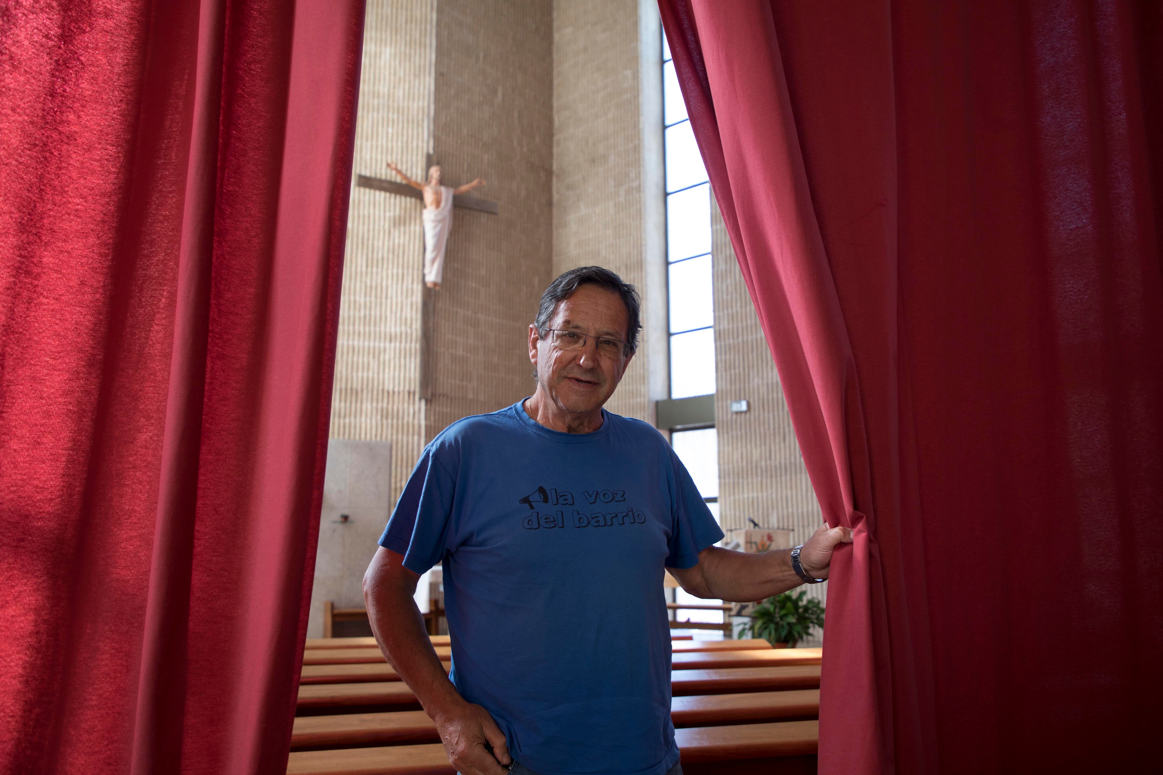 El padre Emiliano, ante el Cristo de su iglesia en Salamanca.