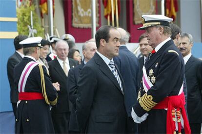 El ministro de Defensa, José Bono, conversa con el Rey, durante los actos del Día de las Fuerzas Armadas, en A Coruña.