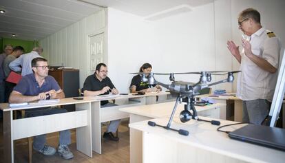 Una clase de pilotos de drones.