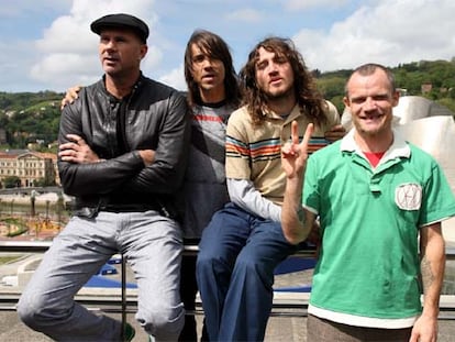 El grupo Red Hot Chili Peppers en el Hotel Dómine de Bilbao, en 2019.