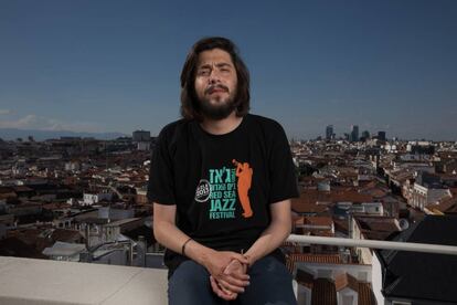 Salvador Sobral posa en la terraza de la Cadena SER, en Madrid.