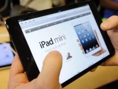 Apple presentó en octubre del año pasado el iPad mini, una versión más pequeña, ligera y barata de su popular dispositivo, con prestaciones parecidas al iPad 2 y con el que quiso entrar en un mercado de tabletas de bolsillo dominado por el ecosistema Android de Google. EFE/Archivo