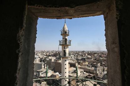 Vista de la destrucción que rodea la mezquita Saffar en la antigua ciudad de Mosul, ocho meses después de que fue retomada por las fuerzas del gobierno iraquí.